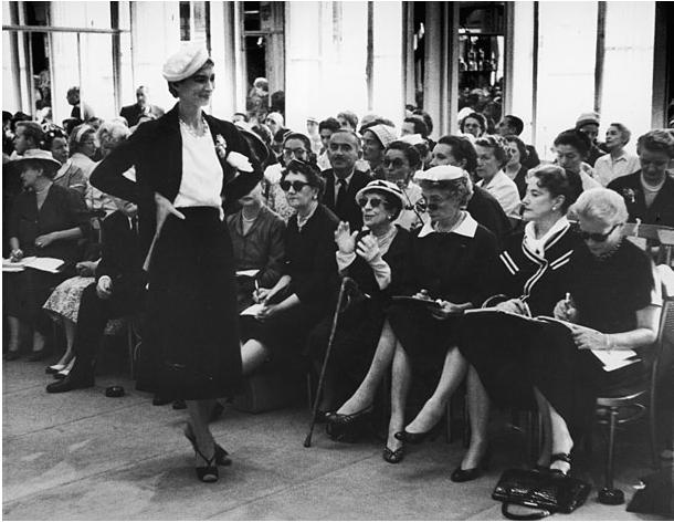 Modella che presenta una collezione di moda americana durante la Settimana della Stampa di New York negli anni Quaranta.
