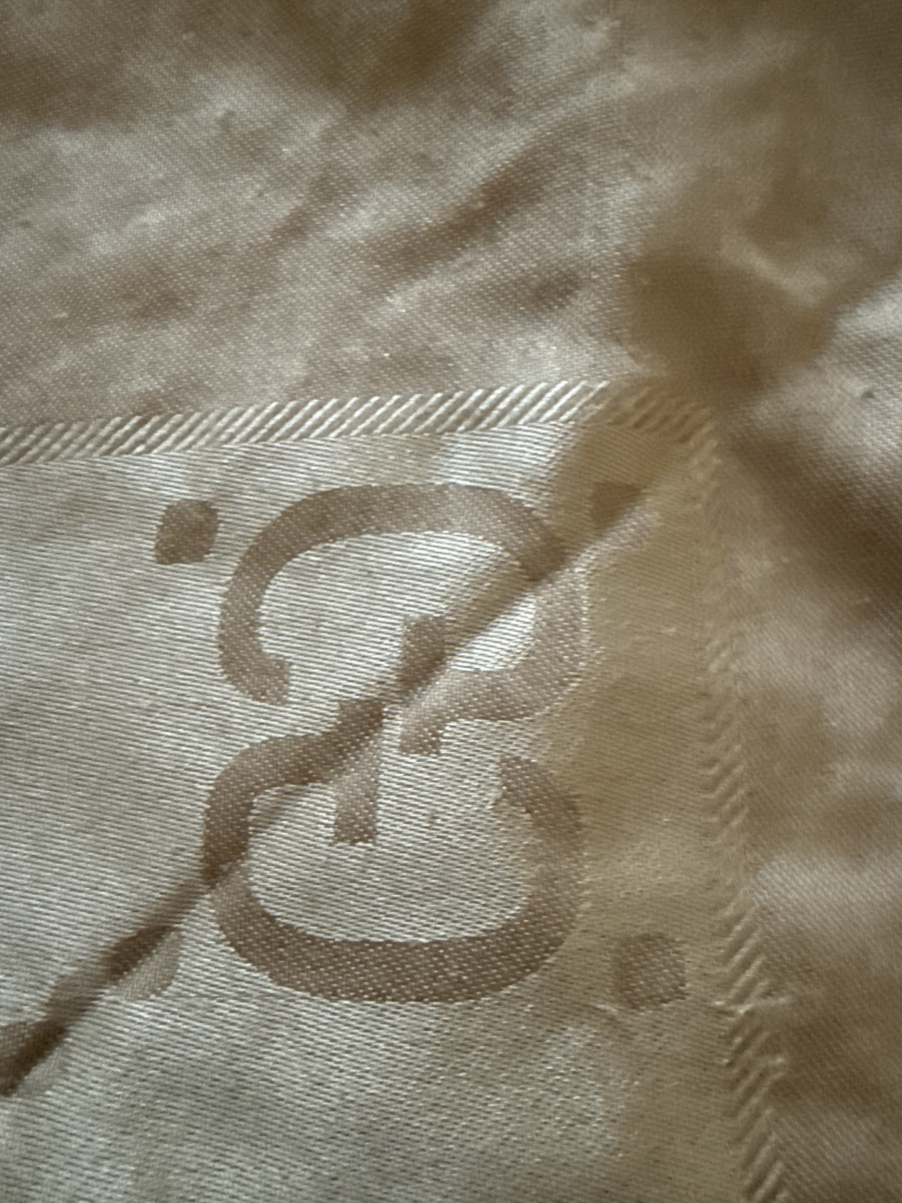 Gucci Scialle in lana e seta jacquard con motivo GG